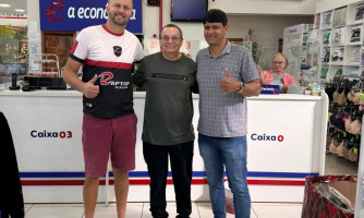 Empresário Eli Eustáquio da Econômica Tecidos recebe a visita do técnico do Mecão da Massa, Vladimir Araújo, e também do preparador de goleiros