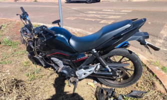Motociclista que empinava moto colide com carro após avançar sinal de PARE em Jataí