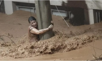 Mulher conta como sobreviveu mais de 3 horas agarrada a poste na enchente em Ubá