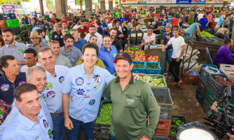 Na Ceasa, Daniel Vilela mostra força junto a produtores e comerciantes