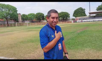 JOGADOR BORGES A RESPEITO DO GRAMADO EM SANTA HELENA