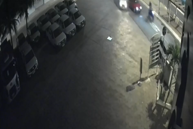 Carro bate contra bomba em posto de combustível em Mineiros
