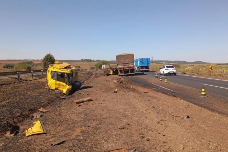 Colisão de duas carretas atravanca interrompe trânsito na BR-060 próximo a Rio Verde