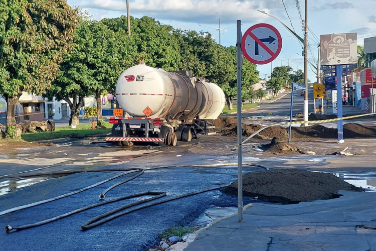 Carreta tanque carregada de etanol pega fogo no centro de Alto Araguaia; Veja fotos