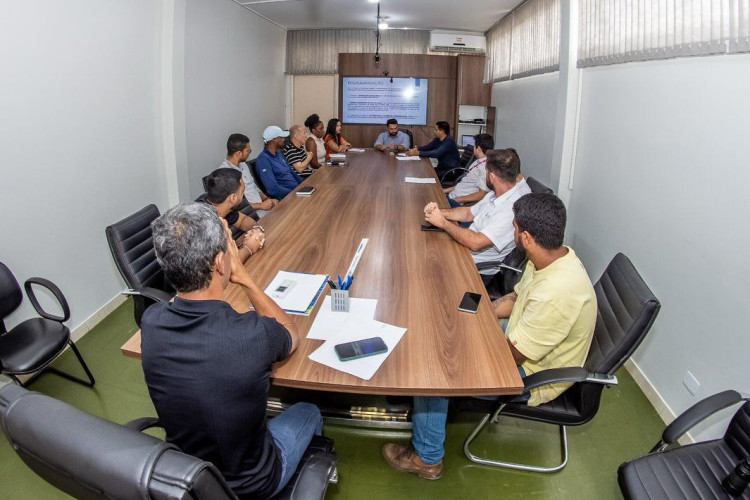 Prefeitura de Mineiros realiza reunião com empresas provedoras de serviços de internet e telefonia da cidade