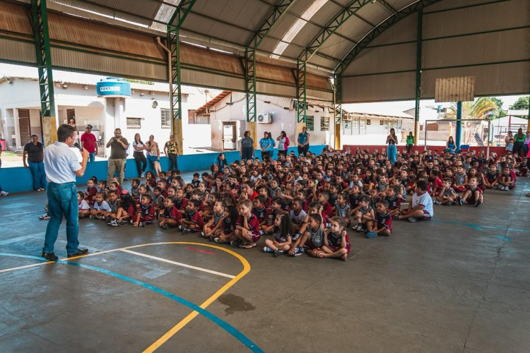 Alunos do período vespertino das Escolas Tonico Corredeira, Santo Antônio e Professor Juarez Távora, recebem tênis e meias