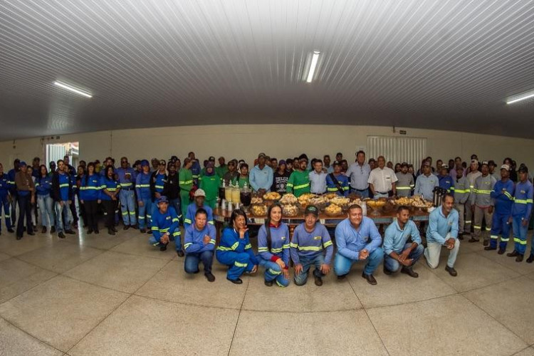 Prefeito Aleomar e Secretário Jailson participam de homenagem aos Garis com café da manhã