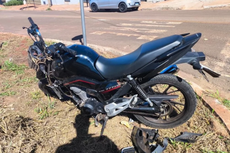 Motociclista que empinava moto colide com carro após avançar sinal de PARE em Jataí