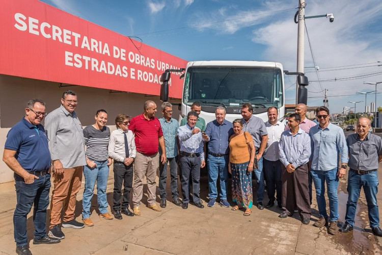 Prefeitura de Mineiros recebe caminhão basculante para reforçar serviços públicos