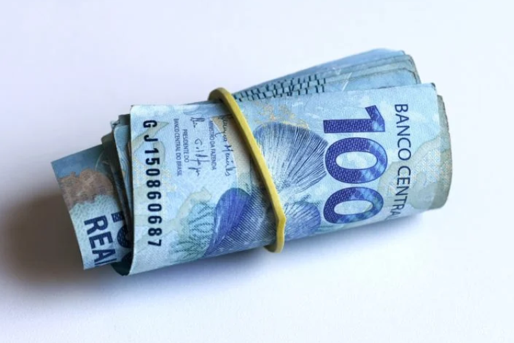 Salário mínimo sobe para R$ 1.621 em 2026