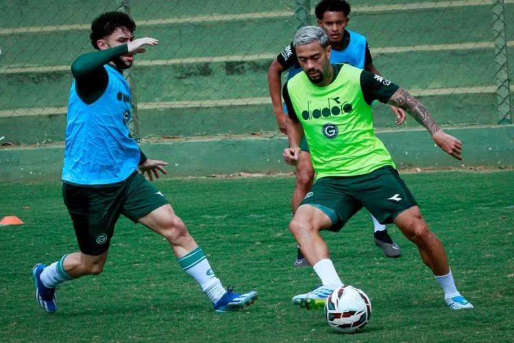 Goiás tem problema na defesa para enfrentar o Vila Nova no clássico